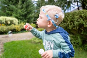 Fundacja łączy siły ze Smart Ear i Disneyem, aby dać dzieciom odrobinę magii akcesoriów implantów ślimakowych